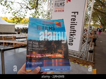 Ludwigshafen, Allemagne. 24th août 2022. La brochure du programme du Festival du cinéma allemand de 18th. Le festival se déroule jusqu'à 11 septembre. Les organisateurs du festival présentent un total de 40 productions allemandes et 9 productions internationales ainsi que 7 films pour enfants dans deux cinémas de tentes de 900 places chacun et un cinéma en plein air de 1200 places. Credit: Joachim Ackermann/dpa/Alay Live News Banque D'Images