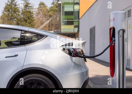 Slovénie, Ljubljana - 26 mars 2022 : charge de Tesla de voiture électrique à la station de compresseur de suralimentation Banque D'Images