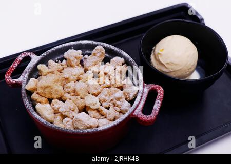 crumble classique aux pommes et aux cerises avec glace à la vanille Banque D'Images