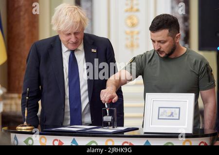 Kiev, Ukraine. 24th août 2022. Le Premier ministre britannique Boris Johnson, à gauche, regarde comme le président ukrainien Volodymyr Zelenskyy, annule la première série du nouveau timbre-poste émis marquant les six derniers mois de l'invasion russe lors d'une cérémonie au Palais Mariinsky, 24 août 2022 à Kiev en Ukraine. Le timbre intitulé « libre, incassable, imbattable » a été libéré pour le 31st anniversaire de l’indépendance de l’Ukraine. Credit: Sarsenov Daniiar/Présidence ukrainienne/Alamy Live News Banque D'Images