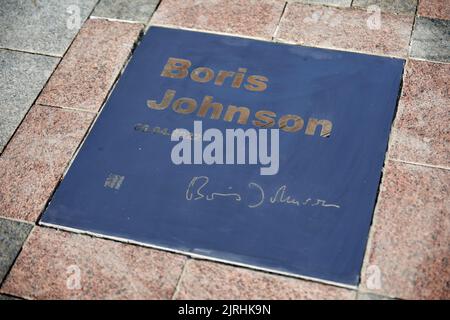 Kiev, Ukraine. 24th août 2022. Une plaque commémorative honorant le Premier ministre britannique Boris Johnson s'est installée dans la pierre d'honneur de l'allée de la bravoure, 24 août 2022, à Kiev, en Ukraine. Credit: Sarsenov Daniiar/Présidence ukrainienne/Alamy Live News Banque D'Images