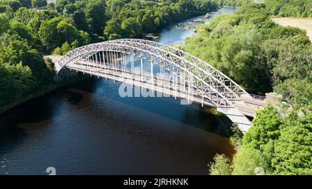 Wylam, Angleterre, le 24 août 2022. Ouvert le 6 octobre 1876, le pont West Wylam – également connu sous le nom de pont Hagg Bank et pont points – a été construit en tant que rai Banque D'Images