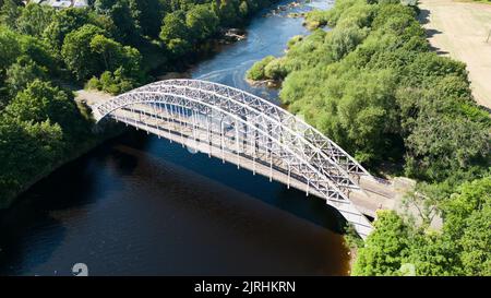 Wylam, Angleterre, le 24 août 2022. Ouvert le 6 octobre 1876, le pont West Wylam – également connu sous le nom de pont Hagg Bank et pont points – a été construit en tant que rai Banque D'Images