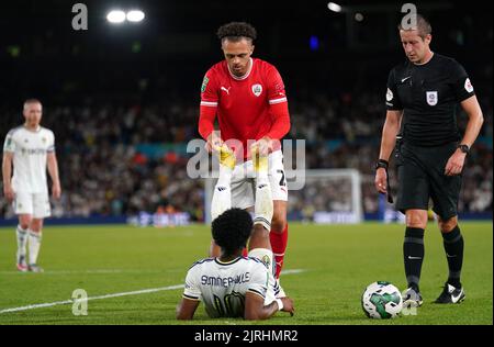 Le Jordan Williams de Barnsley aide le Crysencio Summerville de Leeds United lors du deuxième tour de la Carabao Cup à Elland Road, Leeds. Date de la photo: Mercredi 24th août 2022. Banque D'Images