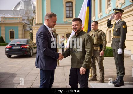 Kiev, Ukraine. 23rd août 2022. Le président ukrainien Volodymyr Zelenskyy, à droite, accueille le président polonais Andrzej Duda, à gauche, à son arrivée au palais Mariinsky, à 23 août 2022, à Kiev, en Ukraine. Credit: Sarsenov Daniiar/Présidence ukrainienne/Alamy Live News Banque D'Images