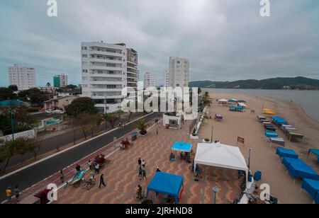 Bahia de Caraquez, Manabi / Equateur - 21 août 2022: Personnes marchant sur la promenade de la ville à côté de la plage par une journée nuageux Banque D'Images