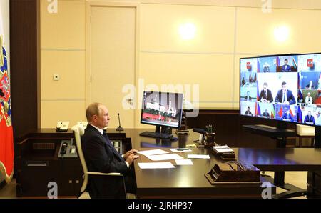 Novo-Ogaryovo, Russie. 24th août 2022. Le président russe Vladimir Poutine prend des notes lors d'une réunion virtuelle avec les responsables des services d'urgence pour discuter de la réponse aux incendies de forêt dans tout le pays, depuis la résidence officielle de Novo-Ogaryovo, 24 août 2022 à l'oblast de Moscou, en Russie. Le temps chaud et sec a provoqué la propagation de feux de forêt dans les régions de Ryazan et Nizhny Novgorod et dans la République de mari El. Credit: Mikhail Klimentyev/Kremlin Pool/Alamy Live News Banque D'Images