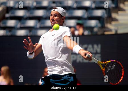 Flushing Meadows, New York, États-Unis. 24th août 2022. Rafael Nadal d'Espagne s'entraînant aujourd'hui pour l'US Open au National tennis Center de Flushing Meadows, New York. Le tournoi commence lundi prochain. Crédit : Adam Stoltman/Alamy Live News Banque D'Images