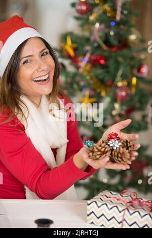 bonne femme tenant des décorations de noël Banque D'Images