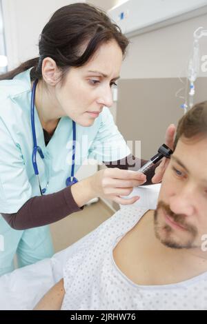 médecin vérifiant l'oreille du patient pendant l'examen médical Banque D'Images
