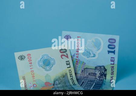 Accent sélectif sur le détail des billets de lei. Gros plan macro détail des billets de lei roumains, 100 lei isolés. Concept de monnaie mondiale, inflation et econ Banque D'Images