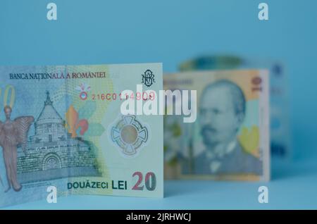 Accent sélectif sur le détail des billets de lei. Gros plan macro détail des billets de lei roumains, 100 lei isolés. Concept de monnaie mondiale, inflation et econ Banque D'Images