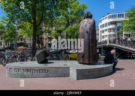 Amsterdam, pays-Bas - 22 juin 2022 : statue de Baruch de Spinoza du sculpteur Nicolas Dings Banque D'Images