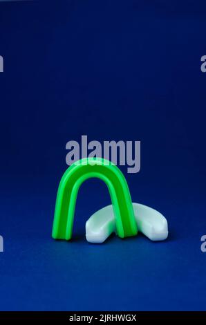 deux protège-bouche de boxe en caoutchouc, blanc et vert, protection des lèvres et des dents, concept Banque D'Images