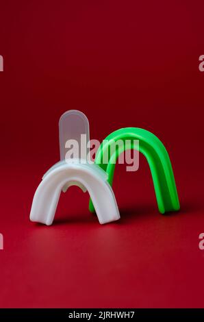 deux protège-bouche de boxe en caoutchouc, blanc et vert, protection des lèvres et des dents, concept Banque D'Images
