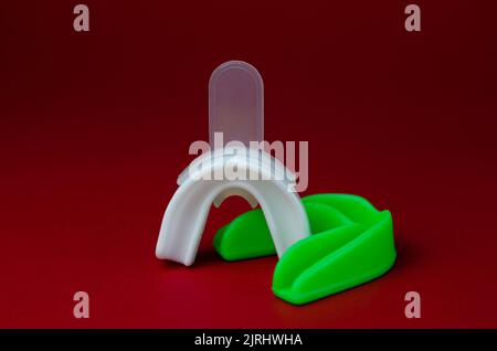 deux protège-bouche de boxe en caoutchouc, blanc et vert, protection des lèvres et des dents, concept Banque D'Images