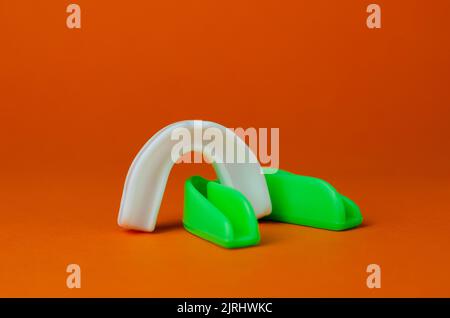 deux protège-bouche de boxe en caoutchouc, blanc et vert, protection des lèvres et des dents, concept Banque D'Images