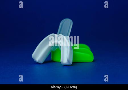 deux protège-bouche de boxe en caoutchouc, blanc et vert, protection des lèvres et des dents, concept Banque D'Images