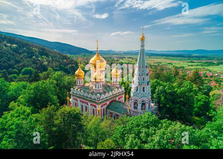 Shipka Memorial Église russe, ville de Shipka, Bulgarie, vue aérienne sur les drones Banque D'Images