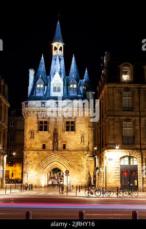 Vue nocturne de la célèbre et pittoresque porte Cailhau à Bordeaux, Grironde, Aquitaine. France Banque D'Images