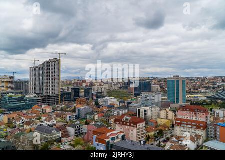 Une vue panoramique de Pristina, Kosovo par une journée nuageux Banque D'Images