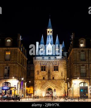 Vue nocturne de la célèbre et pittoresque porte Cailhau à Bordeaux, Grironde, Aquitaine. France Banque D'Images