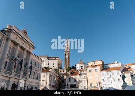 Les bâtiments et le clocher de l'église vus de la place Tartini à Piran Banque D'Images