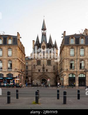 Vue sur la célèbre et pittoresque porte Cailhau à Bordeaux, Grironde, Aquitaine. France Banque D'Images