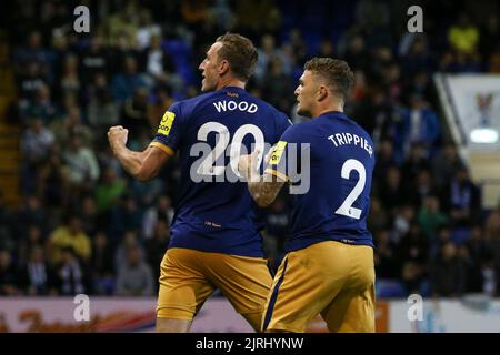 Birkenhead, Royaume-Uni. 24th août 2022. Chris Wood, de Newcastle United (l), célèbre avec son coéquipier Kieran Trippier après avoir obtenu le score de ses équipes de 2nd. Coupe EFL Carabao ronde 2 match, Transmere Rovers / Newcastle Utd au parc de Prenton à Birkenhead, le Wirral le mercredi 24th août 2022. Cette image ne peut être utilisée qu'à des fins éditoriales. Utilisation éditoriale uniquement, licence requise pour une utilisation commerciale. Aucune utilisation dans les Paris, les jeux ou les publications d'un seul club/ligue/joueur. photo par Chris Stading/Andrew Orchard sports Photography/Alamy Live News crédit: Andrew Orchard sports Photography/Alamy Live News Banque D'Images