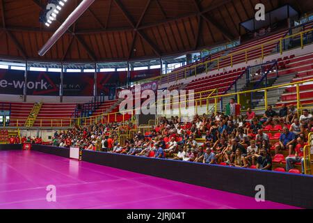 Busto Arsizio, Italie. 24th août 2022. UYBA Unet E-Work Busto Arsizio Supporters lors de la présentation de l'équipe d'avant-saison de UYBA Unet E-Work Busto Arsizio à E-Work Arena, Busto Arsizio, Italie sur 24 août 2022 Credit: Agence de photo indépendante/Alamy Live News Banque D'Images