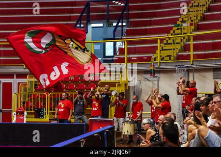 Busto Arsizio, Italie. 24th août 2022. UYBA Unet E-Work Busto Arsizio Supporters lors de la présentation de l'équipe d'avant-saison de UYBA Unet E-Work Busto Arsizio à E-Work Arena, Busto Arsizio, Italie sur 24 août 2022 Credit: Agence de photo indépendante/Alamy Live News Banque D'Images