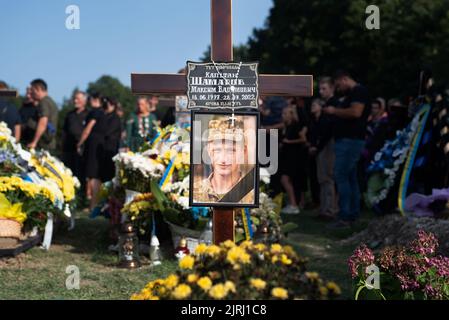 Lviv, Ukraine. 24th août 2022. Pendant le jour de l'indépendance ukrainienne, la communauté est venue au cimetière de Lychakivskyi à Lviv pour dire adieu aux deux soldats tués il y a 1 semaines à l'avant. (Photo de Ximena Borrazas/SOPA Images/Sipa USA) crédit: SIPA USA/Alay Live News Banque D'Images