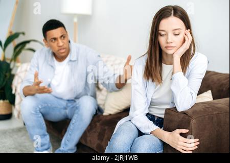 Relations abusives. Querelle, abus, désaccord, jalousie. Le couple trie les choses, l'homme hurle à la femme, est jaloux, accuse. Une femme fait l'expérience de violence psychologique, d'humiliation Banque D'Images