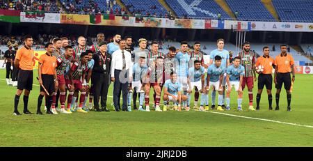 Kolkata, Bengale occidental, Inde. 1st janvier 2017. ATK Mohun Bagan FC ( vert et marron ) a joué contre Mumbai City FC ( bleu et blanc ) dans le match n° 17 pour le groupe B, pendant la coupe Durand football 2022 joué au stade VYBK (Vivekananda Yuba Bharati Krirangan) à Kolkata le 24-08-2022. Pic/ Ashutosh Patra/www.imagesolutionr.in.ATK Mohun Bagan (ATKMB) et Mumbai City FC (MCFC) ont joué 1-1 draw match dans le groupe B rencontre le tournoi de football de la coupe Durand 131st au SALT LAKE STADIUM (VYBK), Kolkata, 24th août 2022.Liston Colaco a marqué pour Mohun Bagan sur 1st moitié tandis que Jorge Pereyra Diaz est égal Banque D'Images