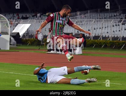 Kolkata, Bengale occidental, Inde. 1st janvier 2017. ATK Mohun Bagan FC ( vert et marron ) a joué contre Mumbai City FC ( bleu et blanc ) dans le match n° 17 pour le groupe B, pendant la coupe Durand football 2022 joué au stade VYBK (Vivekananda Yuba Bharati Krirangan) à Kolkata le 24-08-2022. Pic/ Ashutosh Patra/www.imagesolutionr.in.ATK Mohun Bagan (ATKMB) et Mumbai City FC (MCFC) ont joué 1-1 draw match dans le groupe B rencontre sur le tournoi de football de la coupe Durand 131st au SALT LAKE STADIUM (VYBK), Kolkata, 24th août 2022.Liston Colaco a marqué pour Mohun Bagan sur 1st moitié tandis que Jorge Pereyra Diequaz Banque D'Images