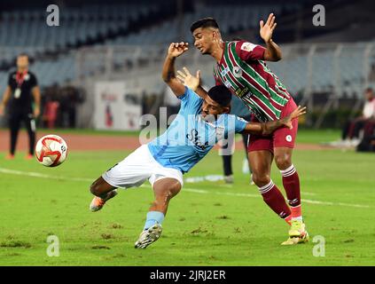 Kolkata, Bengale occidental, Inde. 1st janvier 2017. ATK Mohun Bagan FC ( vert et marron ) a joué contre Mumbai City FC ( bleu et blanc ) dans le match n° 17 pour le groupe B, pendant la coupe Durand football 2022 joué au stade VYBK (Vivekananda Yuba Bharati Krirangan) à Kolkata le 24-08-2022. Pic/ Ashutosh Patra/www.imagesolutionr.in.ATK Mohun Bagan (ATKMB) et Mumbai City FC (MCFC) ont joué 1-1 draw match dans le groupe B rencontre sur le tournoi de football de la coupe Durand 131st au SALT LAKE STADIUM (VYBK), Kolkata, 24th août 2022.Liston Colaco a marqué pour Mohun Bagan sur 1st moitié tandis que Jorge Pereyra Diequaz Banque D'Images