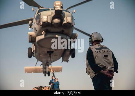 220802-N-GF955-1267 OCÉAN ATLANTIQUE (AOÛT 2, 2022) le compagnon de chef Boatswain Derek Russell, de Kansas City, Missouri, observe la formation de reconstitution verticale (VERTREP) comme officier de pont de vol sur le destroyer de missiles guidés de la classe Arleigh Burke USS Paul Ignatius (DDG 117), le 2 août 2022. Paul Ignatius, déployé vers l'avant à Rota, en Espagne, est en cours de déploiement prévu dans la zone d'opérations des Forces navales américaines en Europe, employée par la U.S. Sixth Fleet, pour défendre les intérêts américains, alliés et partenaires. (É.-U. Photo marine par Spécialiste communication de masse 2nd classe Aaron Lau) Banque D'Images