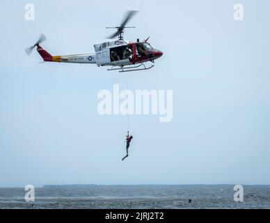 Un escadron d’essai de vol 413th UH-1 Huey soulève un instructeur d’opérations spéciales hors des eaux près de la base aérienne d’Eglin, en Floride, pour tester le système de levage de l’aéronef le 16 août. Le FLTS de 413th, la seule unité d’essai de développement à voilure tournante de l’Armée de l’Air, a fourni un peu de réalisme supplémentaire à l’entraînement de survie, d’évasion, de résistance et d’évasion permettant aux aviateurs d’éprouver le sentiment d’un véritable sauvetage en eau. (É.-U. Photo de la Force aérienne/Samuel King Jr.) Banque D'Images