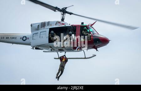 Un étudiant en survie, évasion, résistance et évasion de l'escadre des opérations spéciales de 492nd atteint l'escadron d'essais de vol UH-1 Huey du 413th août, lors d'un essai du système de levage au-dessus des eaux près de la base aérienne d'Eglin, en Floride, le 16 août. Le FLTS de 413th, la seule unité d’essai de développement à voilure tournante de l’Armée de l’Air, a fourni un peu de réalisme supplémentaire à l’entraînement de survie, d’évasion, de résistance et d’évasion permettant aux aviateurs d’éprouver le sentiment d’un véritable sauvetage en eau. (É.-U. Photo de la Force aérienne/Samuel King Jr.) Banque D'Images