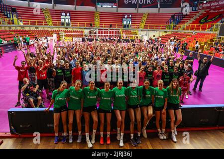 Busto Arsizio, Italie. 24th août 2022. UYBA Unet E-Work Busto Arsizio équipe avec UYBA Unet E-Work Busto Arsizio Supporters pendant la présentation de l'équipe d'avant-saison de UYBA Unet E-Work Busto Arsizio à E-Work Arena, Busto Arsizio, Italie sur 24 août 2022 Credit: Independent photo Agency/Alay Live News Banque D'Images