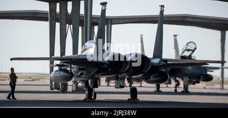 Les aviateurs de la Force aérienne des États-Unis du 389th Fighter Generation Squadron se préparent à lancer un aigle de frappe F-15E de la Force aérienne des États-Unis pour une mission d'entraînement de routine à la base aérienne de Mountain Home, Idaho, 22 août 2022. Le FGS est composé de responsables et de personnel administratif responsables de la santé et de la production de la puissance aérienne et est aligné sur l'escadron de chasse avec la même désignation numérique. (États-Unis Photo de la Force aérienne par le sergent d'état-major. Joshua Hoskins) Banque D'Images