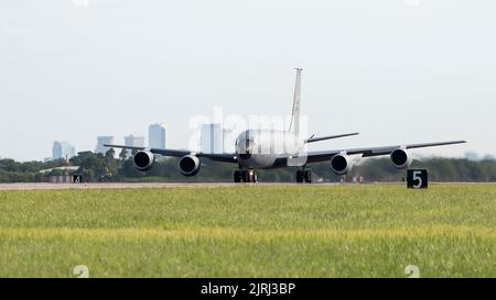 Un avion de la US Air Force KC-135 Stratotanker affecté à l'escadre de ravitaillement en vol 6th, se prépare à décoller à la base aérienne de MacDill, en Floride, le 22 août 2022. Des aviateurs de divers domaines de carrière ont voyagé aux côtés de l’équipage avec les escadrons de ravitaillement en vol 91st et 50th pour participer à l’événement de Capstone du programme Agile combat Employment. Pour réussir à se qualifier, les aviateurs doivent démontrer les compétences acquises au cours d’une année de tâches et d’objectifs dans un délai de 3 jours tout en effectuant des opérations sur 24 heures. (É.-U. Photo de la Force aérienne par le sergent d'état-major. Ashley Tsoi) Banque D'Images