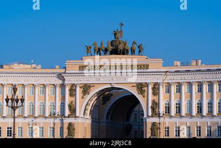 RUSSIE, PETERSBOURG - 18 AOÛT 2022 : personnel général de l'édifice de l'arche petersbourg russie saint façade St, pour monument ancien pour la sculpture célèbre pour la vue Banque D'Images