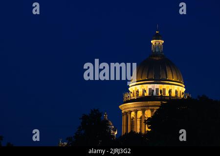 RUSSIE, PETERSBOURG - 18 AOÛT 2022: Nuit cathédrale st isaacs russie saint Voyage d'une journée, pour ville de paysage urbain pour le dôme et le ciel célèbre, en plein air Banque D'Images