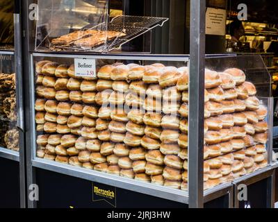 Gâteaux traditionnels berliners en vente à Cologne, Cermany Banque D'Images