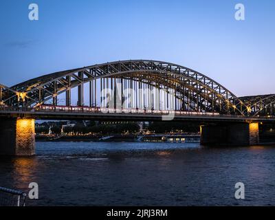 Vue en soirée sur le Rhin du pont et de la cathédrale Hohenzollern, Cologne, Allemagne Banque D'Images