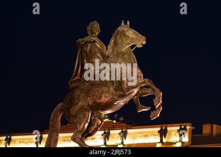RUSSIE, PETERSBOURG - 18 AOÛT 2022: Monument russie petersburg grand pierre bronze horseman saint sculpture, pour ville St en été et europe cheval Banque D'Images