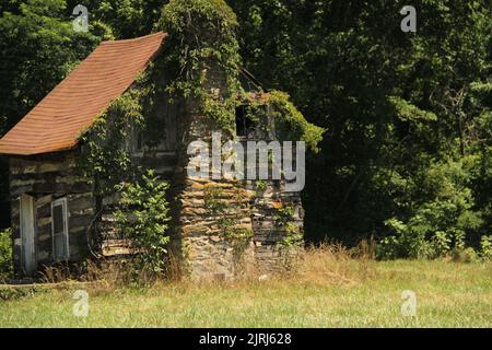 Maison en rondins abandonnée dans la campagne de Virginie, États-Unis Banque D'Images