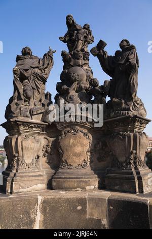 Statues de Madone, St Dominique, St Thomas d'Aquin sur le pont Charles, Prague, République tchèque. Banque D'Images