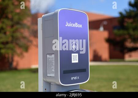 Streamwood, Illinois, États-Unis. Un poste de charge de véhicule électrique (EV) dans un parking d'école secondaire. Banque D'Images